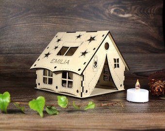 Houten huis, tent, gepersonaliseerd, gegraveerd, gewenste naam, nachtlampje, cadeau, verjaardag, Kerstmis, adventstijd, kerstman, kabouterhuis