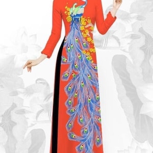 Könnte beinhalten: Ein rotes Kleid mit schwarzem Besatz und einem Pfauenmuster. Das Kleid hat lange Ärmel und einen langen Rock. Das Pfauenmuster ist in Blau, Grün und Gelb.