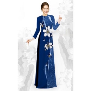 Peut inclure: Une longue robe bleu marine à manches longues avec un motif floral. La robe présente de grandes fleurs blanches avec des centres jaunes et des accents bleus. La manche droite et un panneau vertical ont un effet scintillant.