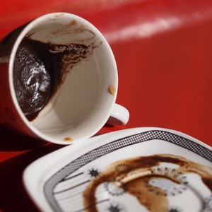 Cartomanzia classica con il caffè turco, cartomante, lettura della tazza di caffè, lettore della tazza di caffè turco