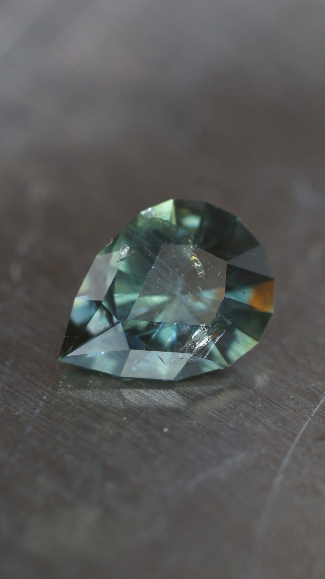 【ケニア/Garbatula産】ゴールドシラーサファイア 0.64 Ct Sapphire From Garbatula, Kenya in a Pear Design. Dark Teal