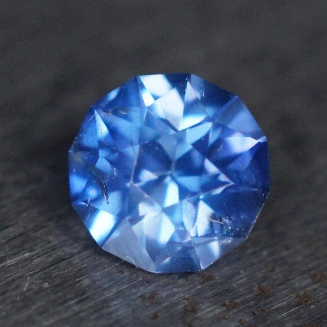 ケニア産、ラウンドカットのデニムブルーサファイア（0.73カラット