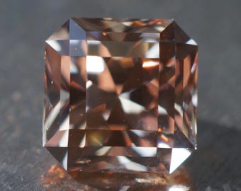 2,56 ct. Saphir de laboratoire rose pêche dans un design carré sur le thème de la courtepointe. 7,13 mm. Pierre de fusion à la flamme