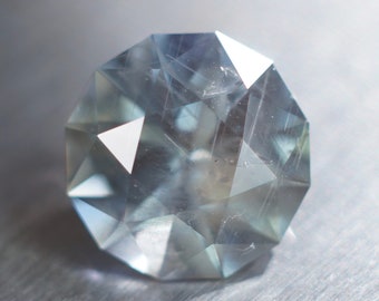 Saphir Umba de 3,59 ct, pierre non montée. Bleu clair et vert avec des reflets soyeux. Taille de précision « Titan ». 9,24 mm