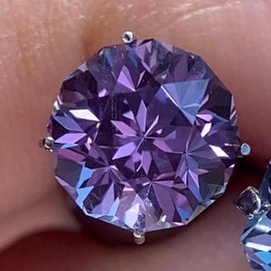 4.15 ct purple to steely blue lab sapphire. Precision cut in a pear design. Vanadium corundum made by Czochralski method. 8.75 mm