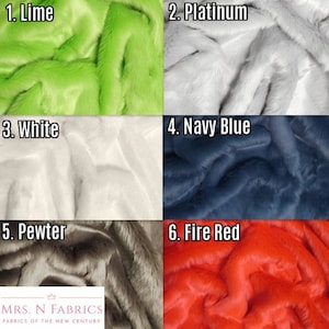 Puede incluir: Seis muestras de tela en diferentes colores: verde lima, platino, blanco, azul marino, peltre y rojo fuego. Las muestras están dispuestas en dos filas de tres. La tela es una piel sintética suave y mullida.