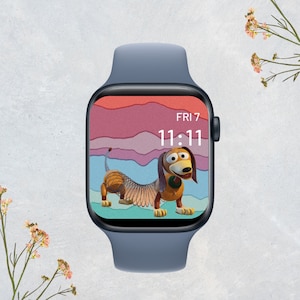 Può includere: Un Apple Watch blu con uno sfondo astratto colorato e un'immagine di cartone animato di Slinky Dog della serie Toy Story. Il quadrante dell'orologio mostra l'ora 11:11 e il giorno venerdì 7.