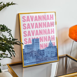 Impresión artística de Savannah, GA, descarga digital, decoración de pared de Georgia, impresiones de viaje retro en azul y rosa de Savannah, obras de arte playeras, arte imprimible de Savannah femenina