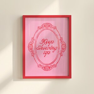Keep Showing Up: Girly Motivationsposter mit rosa und roten Zitat (Digitaler Download)