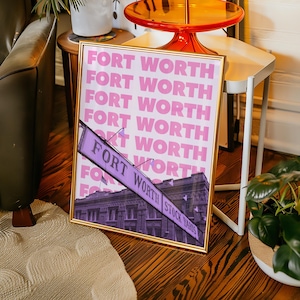 Impresión de Fort Worth, Texas, arte mural, descarga digital, póster de Fort Worth Stock Yards, decoración de dormitorio preppy, arte imprimible de Fort Worth en rosa y morado