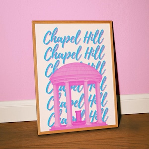 Impresión artística de pared de Chapel Hill, póster de Carolina del Norte, obra de arte rosa y azul de Carolina del Norte, decoración para dormitorio femenino (descarga digital)