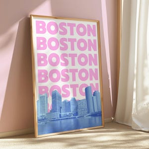 Póster de viaje de Boston con descarga digital, diseño de Boston Skyline azul y rosa, decoración de dormitorio preppy, obra de arte imprimible de Boston, Massachusetts.