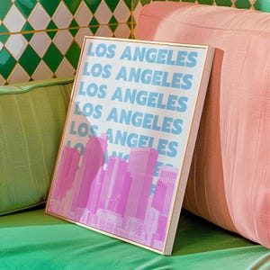 Impresión de arte mural de Los Ángeles, descarga digital, póster de viaje a California en azul y rosa, decoración de dormitorio preppy de Los Ángeles, arte imprimible femenino del horizonte de Los Ángeles