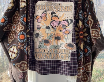 Camicia in flanella e poncho in pile polare con frange