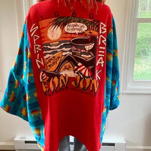 Pu&ograve; includere: Un cartello in legno rustico con la scritta "Welcome to our home" in lettere bianche. Il cartello presenta una finitura invecchiata e un design semplice e invitante, perfetto per un portico o un ingresso.