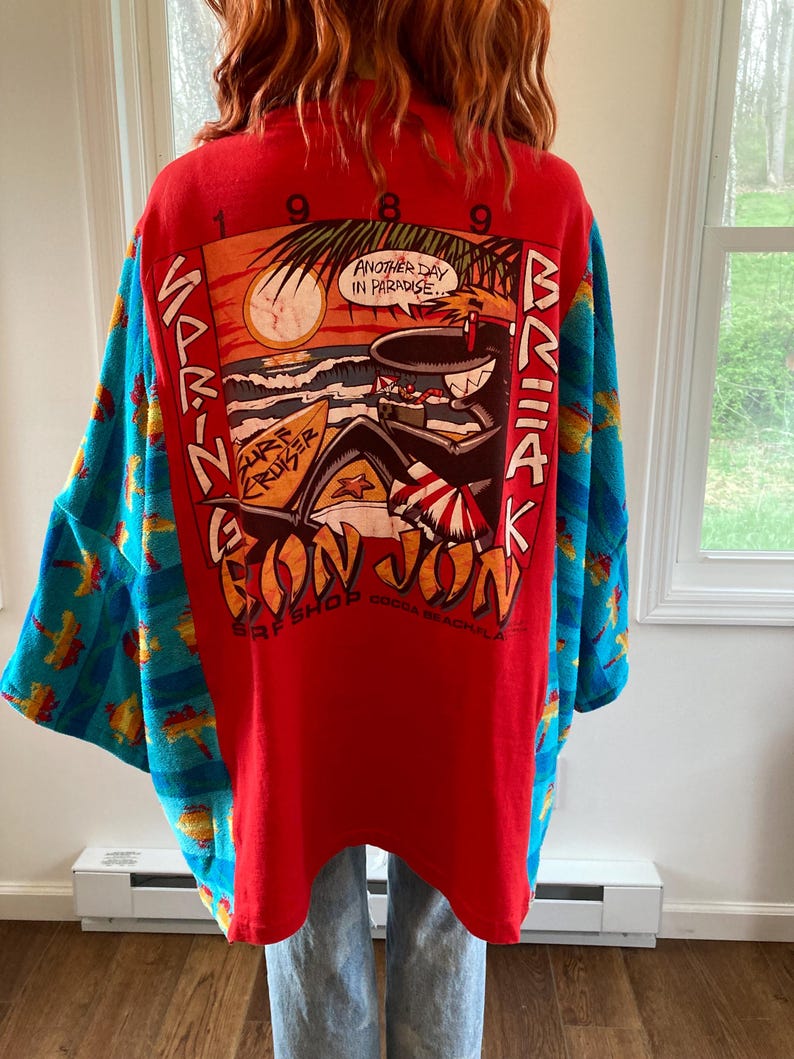 Pu&ograve; includere: Un cartello in legno rustico con la scritta "Welcome to our home" in lettere bianche. Il cartello presenta una finitura invecchiata e un design semplice e invitante, perfetto per un portico o un ingresso.