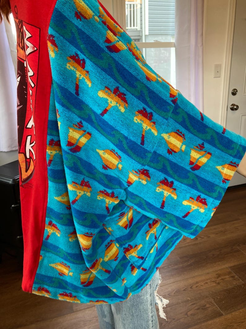 T-shirt in spugna ispirata al negozio di surf Ron Jon, poncho, top, caftano immagine 7