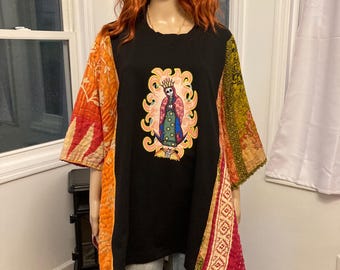 Maglietta Kantha riciclata per Halloween, giorno dei morti, poncho e maglietta della Madonna di Guadalupe