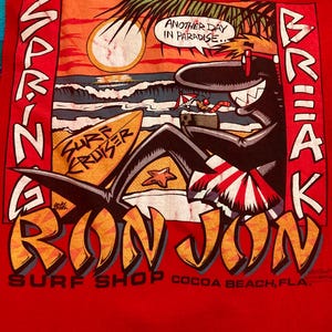 Pu&ograve; includere: Un set di tre tazze in ceramica con finitura opaca e macchiettata. Le tazze sono nei toni del crema, grigio chiaro e grigio scuro. Ogni tazza ha un design semplice e minimalista e un manico arrotondato. Le tazze sono impilate.