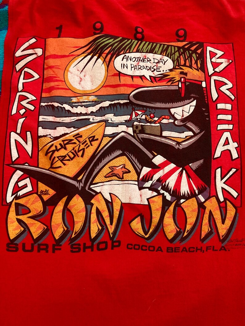 Pu&ograve; includere: Un set di tre tazze in ceramica con finitura opaca e macchiettata. Le tazze sono nei toni del crema, grigio chiaro e grigio scuro. Ogni tazza ha un design semplice e minimalista e un manico arrotondato. Le tazze sono impilate.