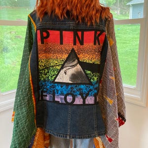 Denim jack en kantha-mouw geüpcycled Pink Floyd graphic T-shirt ponchotop