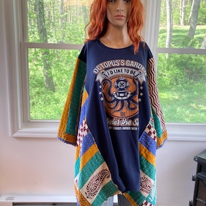 Könnte beinhalten: Eine marineblaue Tunika mit Patchwork-Ärmeln und -Saum. Die Tunika trägt den Text "Octopus's Garden I'd Like to Be" mit einer Illustration eines Taucherhelms. Die Ärmel und der Saum sind aus bunt gemustertem Stoff.
