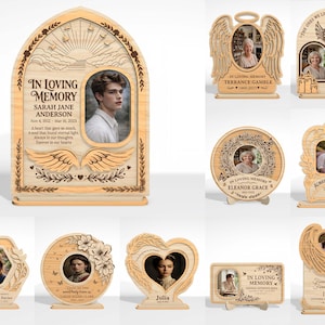 Puede incluir: Una colección de marcos de fotos conmemorativos de madera en varias formas, incluyendo diseños arqueados, de alas de ángel y de corazón. Cada marco presenta una foto y texto personalizado, con elementos decorativos.