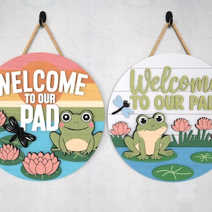 Placa redonda de sapo fofo SVG, Flores de primavera SVG, Lilypad Bem-vindo ao nosso painel SVG, Suporte de porta de primavera SVG, Arquivos SVG Glowforge, Arquivos cortados a laser