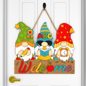 Sinal de boas-vindas dos gnomos do professor SVG, presente para o professor, cabide de porta de apreciação do professor svg, vida do professor svg, arquivos svg GlowforgeArquivos cortados a laser