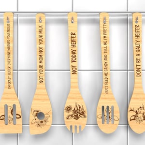 Cucharas de madera de vaca floral svg, Amantes de la vaca svg, Regalo de cocina svg, Citas de grabado de cuchara SVG, Regalo para mamá, Archivos svg de Forja luminosa, Archivos cortados con láser
