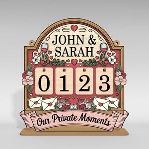 以下が含まれることがあります： 「JOHN & SARAH」の名前と「Our Private Moments」の文字が入った木製の装飾看板。看板には「0123」の数字、ハート、花、ワイングラスが表示されています。看板は木製で、明るい茶色と赤色の配色です。