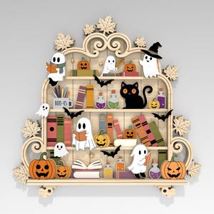 Puede incluir: Estantería de madera con temática de Halloween con hojas de arce talladas. Los estantes están decorados con fantasmas, calabazas, murciélagos, un gato negro, libros y botellas de pociones. Una taza en el estante dice "BOO-RS".