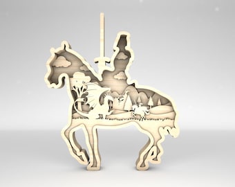 Könnte beinhalten: Eine Holz-Ausschneidung eines Ritters, der ein Pferd reitet, mit einem Drachen und einer Waldszene im Hintergrund. Der Ritter hält ein Schwert und das Pferd bäumt sich auf.