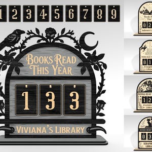 Peut inclure: Un compte-livres en bois noir et gris avec le texte "Books Read This Year" et le nombre "133". Le compte-livres présente un corbeau, des roses et un croissant de lune. D'autres compteurs affichent différents chiffres.