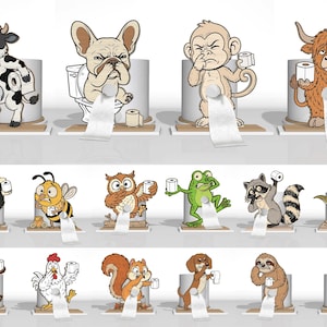 Op de afbeelding: Een verzameling grillige toiletpapierhouders met verschillende cartoon dieren. Elke houder heeft een uniek dierenontwerp, waaronder een koe, een hond, een aap en anderen, die een rol toiletpapier vasthouden. Gemaakt van hout en metaal.