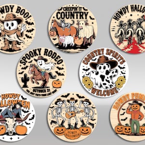Op de afbeelding: Een verzameling ronde houten Halloween-decoraties met cowboy- en western-thema's. Elk stuk heeft een unieke illustratie, waaronder geesten, pompoenen en skeletten, met zinnen als "Howdy Boo!" en "Spooky Rodeo."