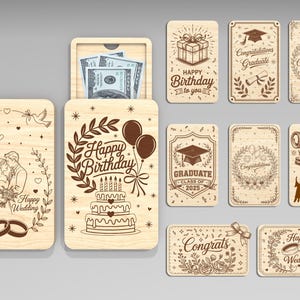 Puede incluir: Una colección de tarjeteros y tarjetas de regalo de madera con diseños grabados. Los tarjeteros presentan una escena de boda, una tarta de cumpleaños y un compartimento para dinero en efectivo. Las tarjetas muestran mensajes de felicitación y temas de graduación.