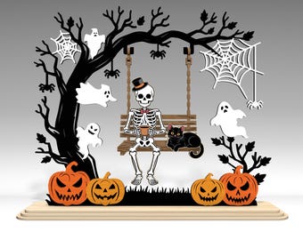 Può includere: Decorazione in legno a tema Halloween con uno scheletro con cilindro e papillon, seduto su un'altalena, che tiene una tazza. Un gatto nero è seduto accanto a lui. La scena comprende fantasmi, zucche, ragni e ragnatele.