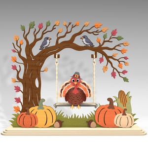 Puede incluir: Decoración de madera con temática de Acción de Gracias, con un pavo en un columpio bajo un árbol con hojas otoñales. Calabazas, bellotas y maíz completan la escena. La decoración es de madera y tiene un efecto 3D.
