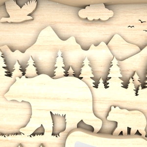 K&ouml;nnte beinhalten: Ein Holzschnitt einer Waldszene mit einem B&auml;ren und einem Jungtier. Die Szene umfasst Berge, B&auml;ume und eine Wolke. Der Schnitt ist aus hellem braunem Holz.