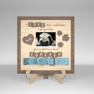 Puede incluir: Placa conmemorativa de madera con una foto de un carlino, un collar de perro azul y las palabras "Si el AMOR solo hubiera podido mantenerte aquí, habrías vivido PARA SIEMPRE".