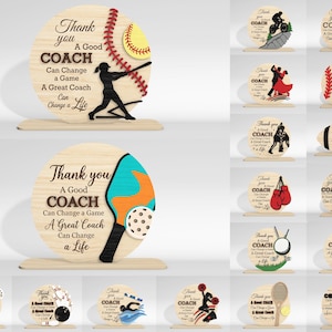 Può includere: Targhe in legno con disegni a tema sportivo. Ogni targa presenta un design circolare con le parole "Grazie Allenatore" e una grafica sportiva, come una palla da baseball, da calcio o da pickleball. Le targhe sono su supporti in legno.