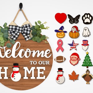 Intercambiabile Benvenuto nella nostra porta di casa Segno di benvenuto SVG, Segno porta stagionale SVG, Front Door Hanger SVG, File SVG Glowforge, File tagliati al laser