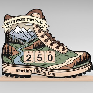Puede incluir: Cartel de madera con forma de bota de senderismo con una escena de paisaje en el interior. El cartel dice "MILES HIKED THIS YEAR" y "Martin's Hiking Log". El contador muestra "250". La bota es marrón, verde y beige, con una base marrón claro.
