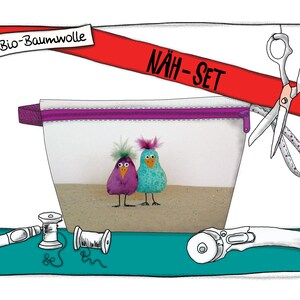 Könnte beinhalten: Ein Nähset mit einer weißen Reißverschlusstasche mit zwei Comic-Vögeln. Die Tasche ist mit "Bio-Baumwolle" beschriftet und das Set mit "NÄH-SET". Das Set enthält eine Schere, Garn und einen Rollschneider.
