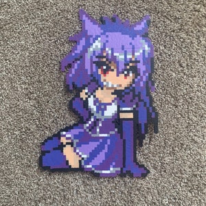 Op de afbeelding: Paarse en witte pixel art van een vrouwelijk anime-personage met kattenoren en een lange paarse paardenstaart. Ze draagt een paarse jurk en witte handschoenen.