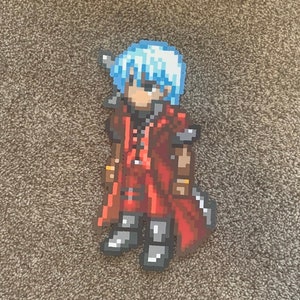 Puede incluir: Un personaje de pixel art con cabello azul, una capa roja y una espada. El personaje está de pie sobre un fondo marrón.