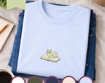 本好きのカタツムリシャツ、かわいい読書カタツムリTシャツ、心地よい読書グラフィックTシャツ、読書好きの美的トップス、本好きへのギフト、本好きTシャツ