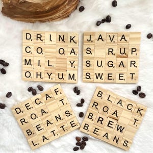 Porta-copos temáticos de bebidas com letras, conjuntos de porta-copos temáticos de vinho, porta-copos de madeira com ladrilhos de jogos engraçados, decoração de bar bem-humorada, presente para amantes de café e coquetéis