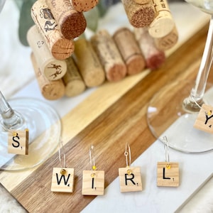 Pingentes de vinho em formato de azulejo de madeira, pingentes personalizáveis para jogos de tabuleiro, etiquetas para bebidas com letras, pingentes de vinho para noite das meninas, pingentes de vinho para despedida de solteira
